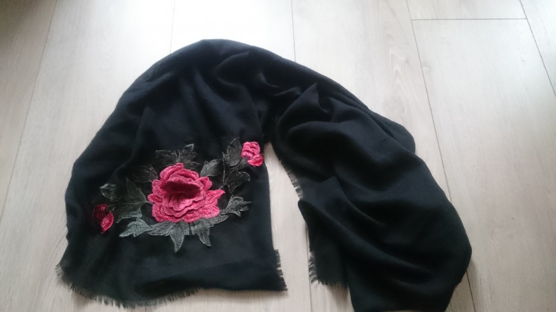 semitransparentes Tuch mit Rosen Applikation
