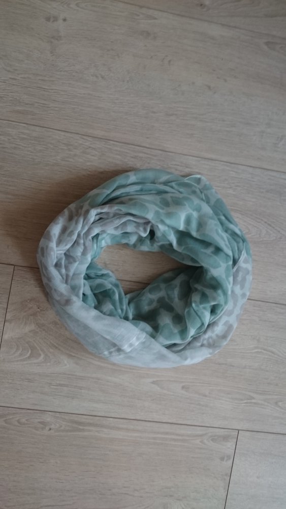 Loop mit Fleckenmuster