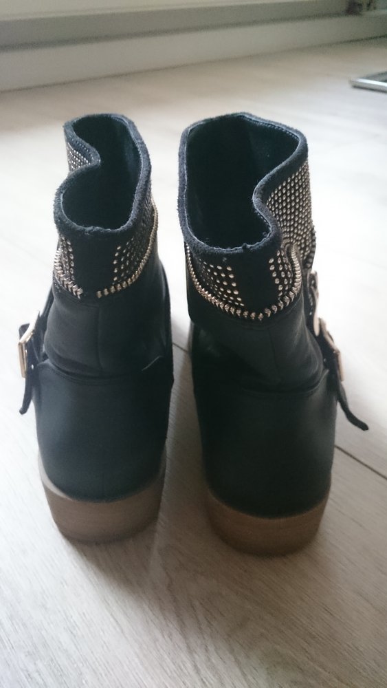 schwarze Stiefeletten