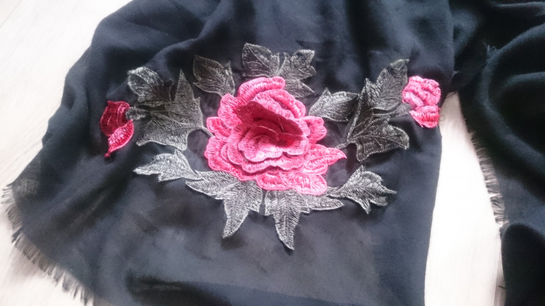 semitransparentes Tuch mit Rosen Applikation