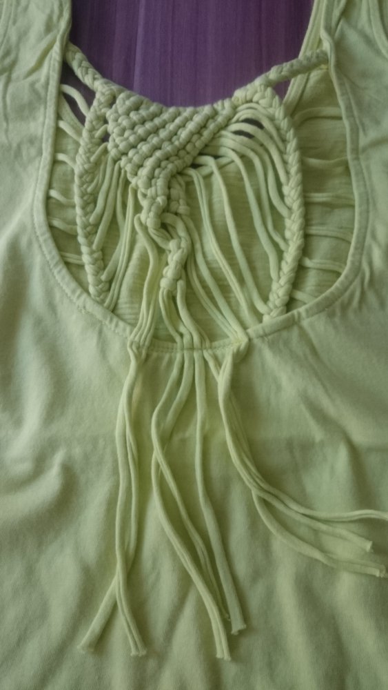 gelbes Tanktop mit Makramee
