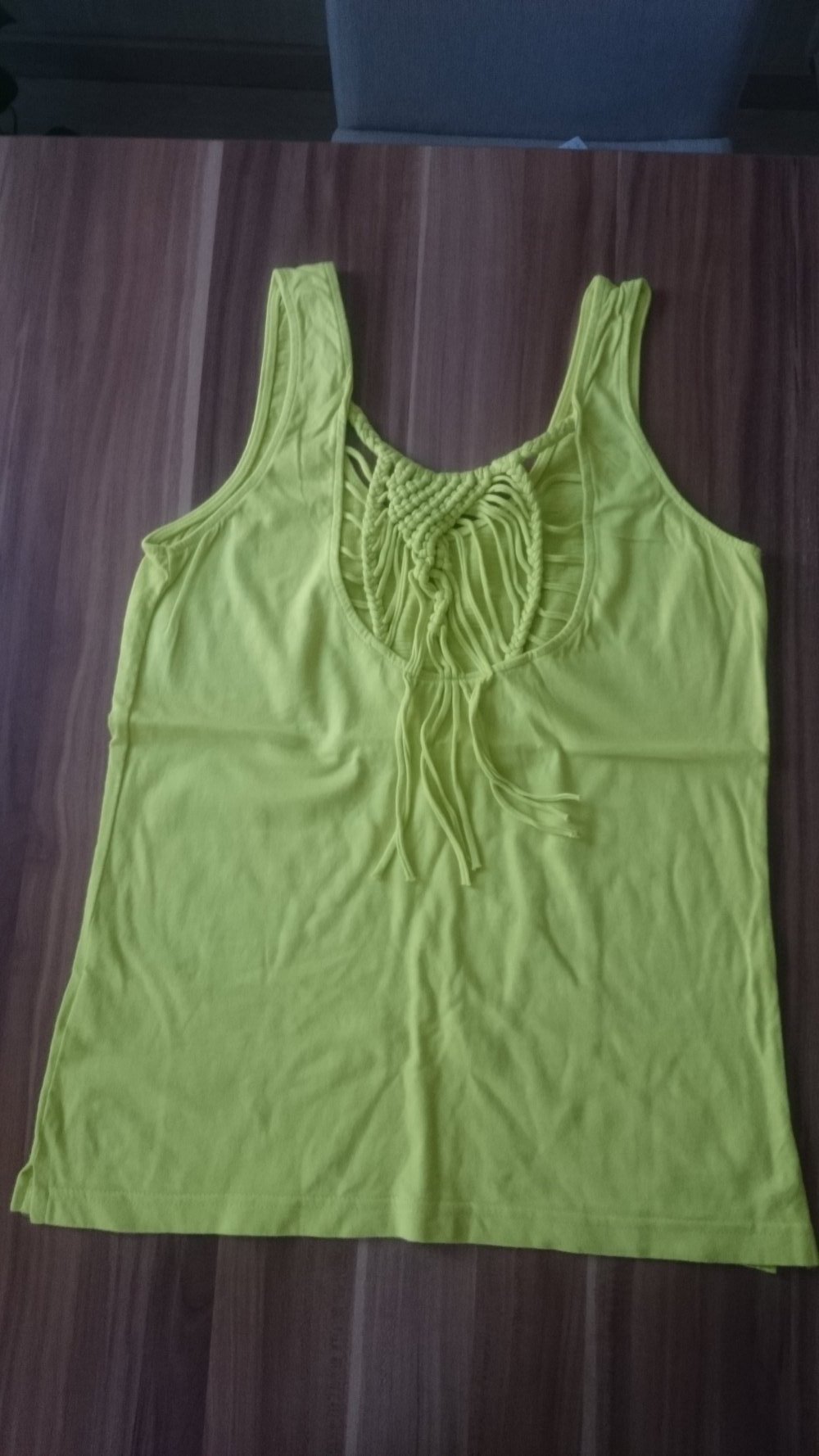 gelbes Tanktop mit Makramee