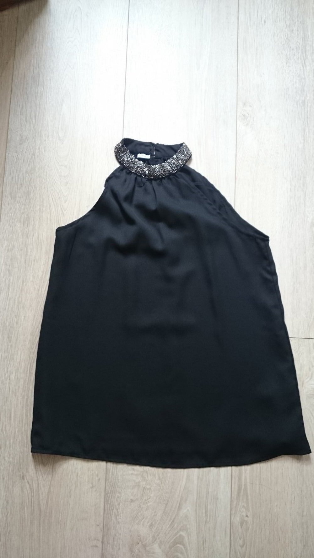 schwarzes Top mit Pailletten