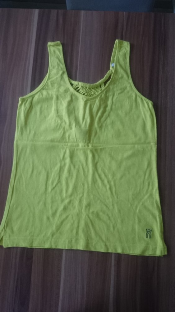 gelbes Tanktop mit Makramee
