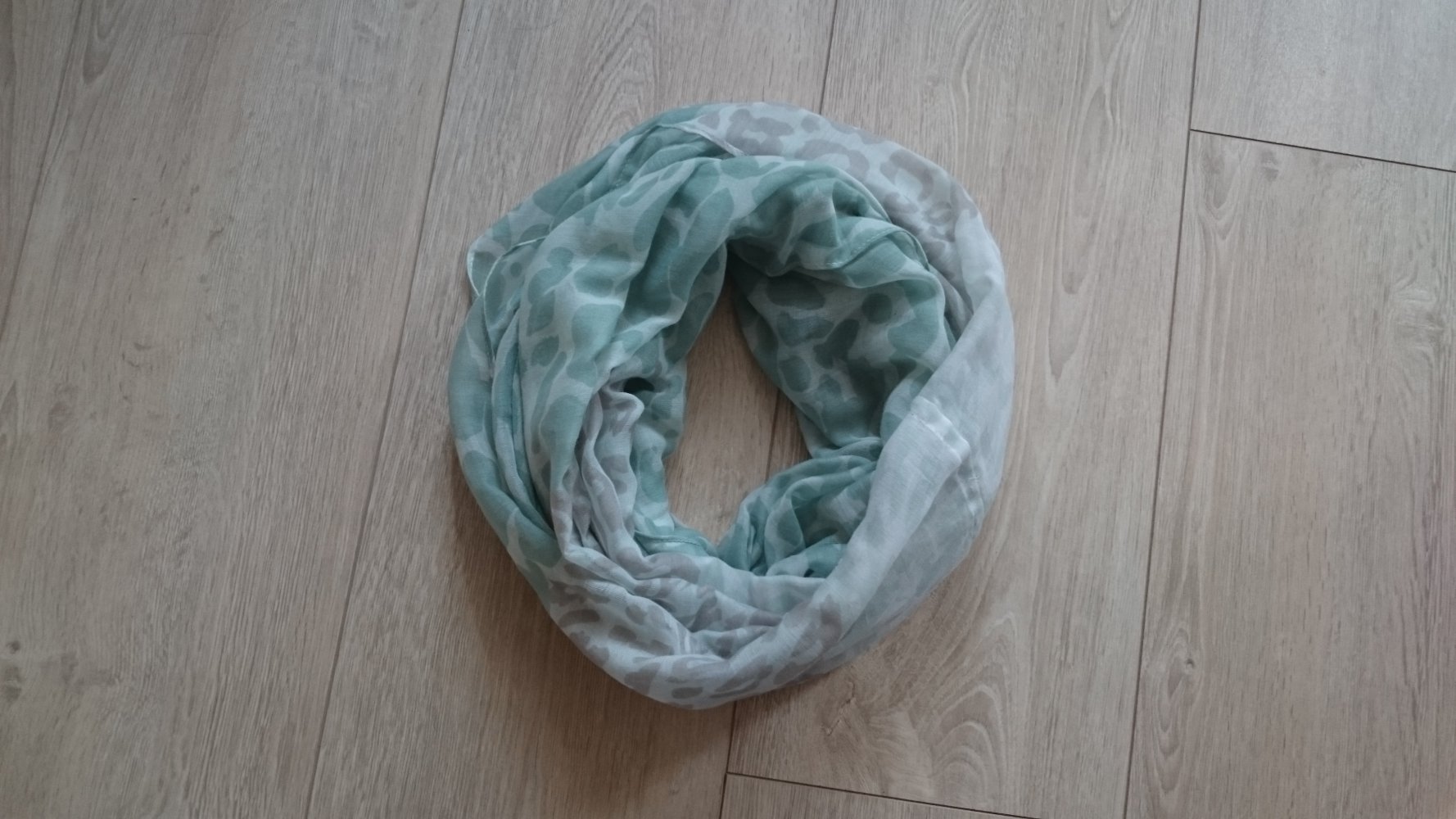 Loop mit Fleckenmuster