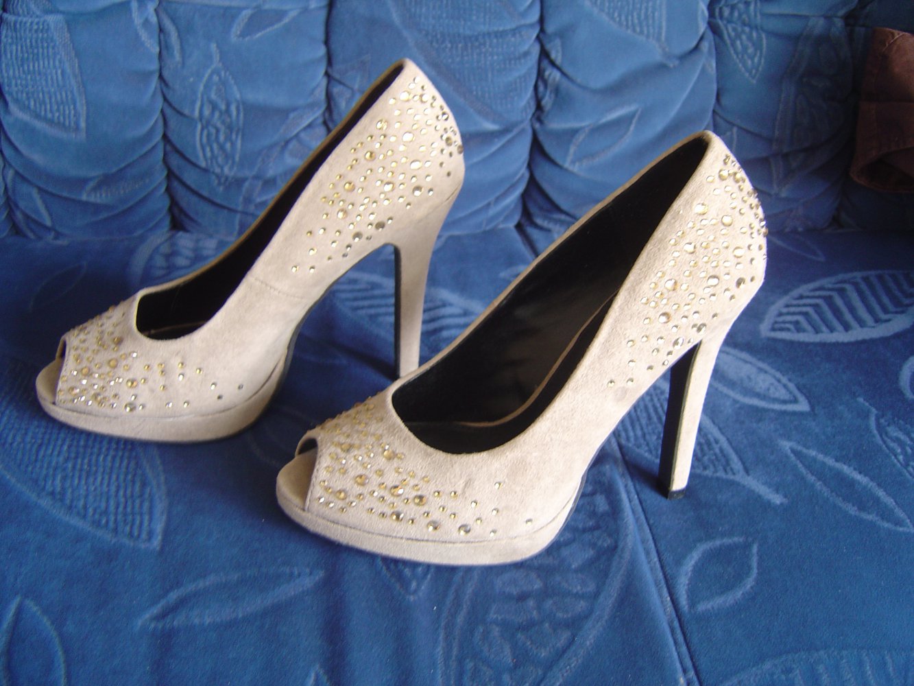 High Heels mit goldenem Strass
