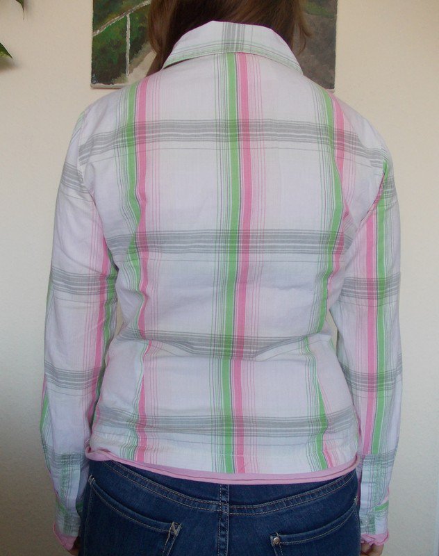 eine langärmelige Bluse in frischen Farben