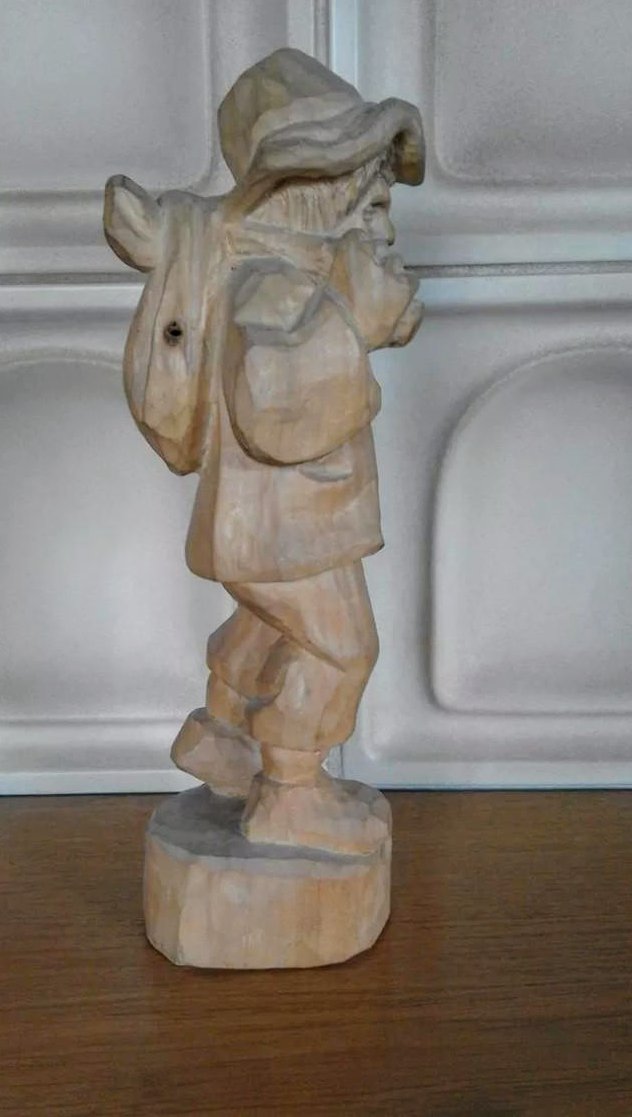 geschnitzter Wanderer