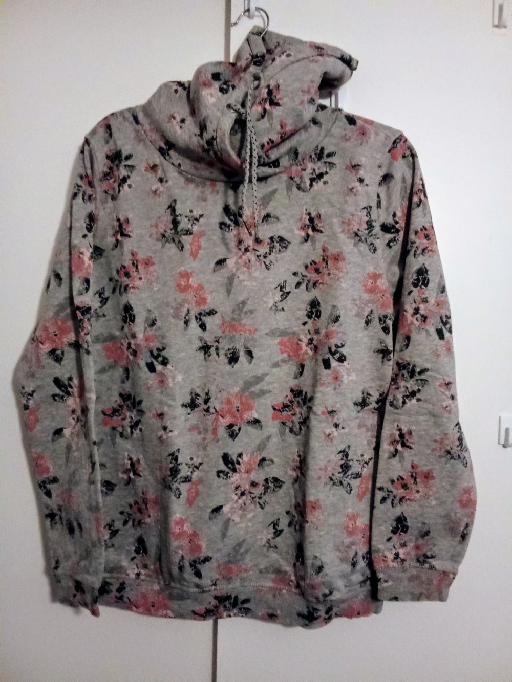 Pullover grau Blumen