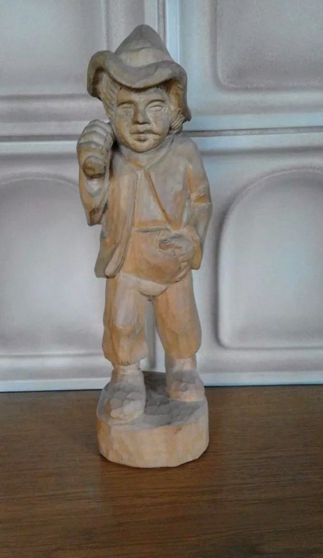geschnitzter Wanderer
