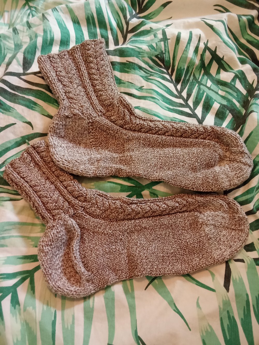 gestrickte Socken braun