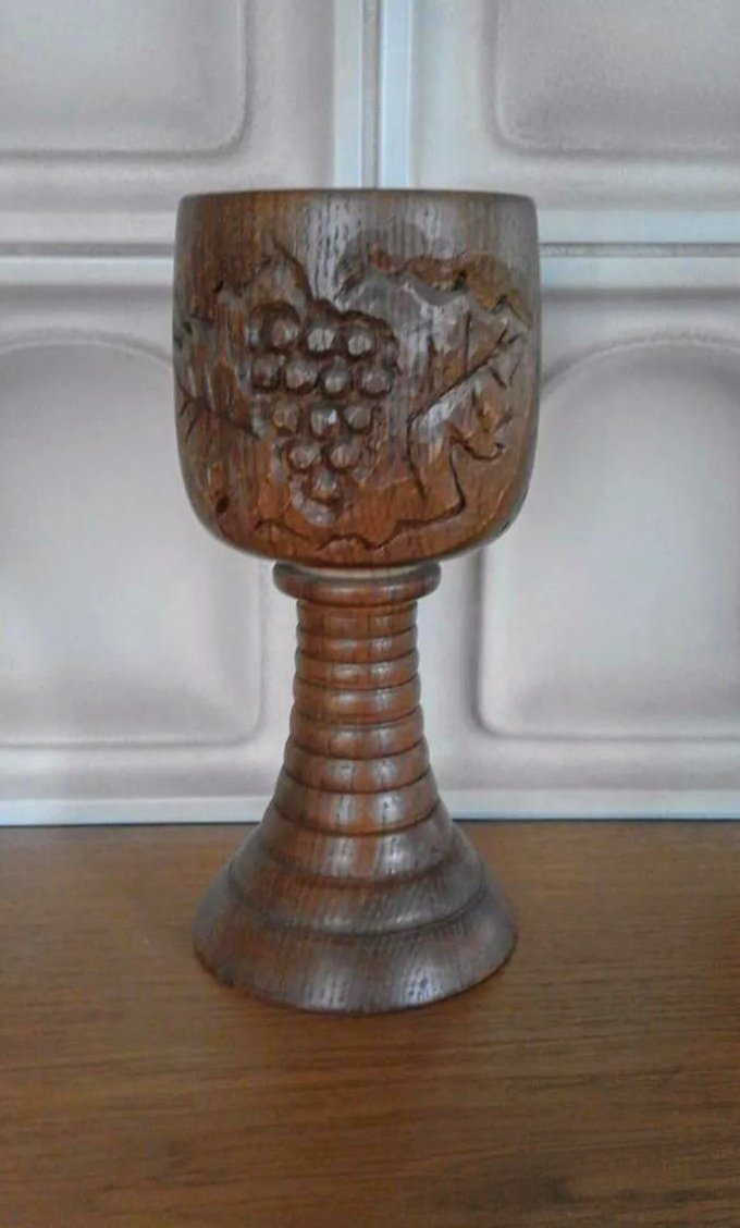 geschnitzter Weinrömer