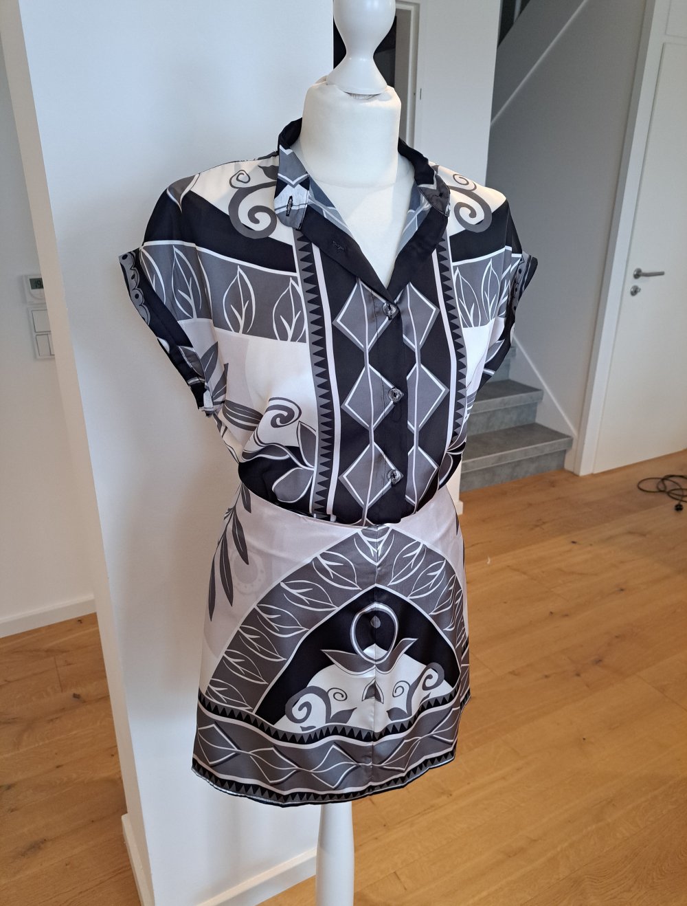 Shein zweiteiliges Outfit Set Bluse Rock gemustert