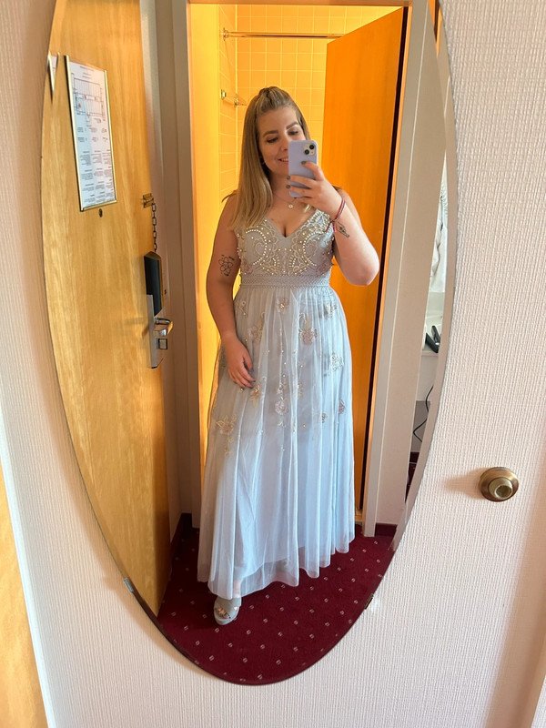 Besticktes Abendkleid Hochzeitgast Kleid ASOS 