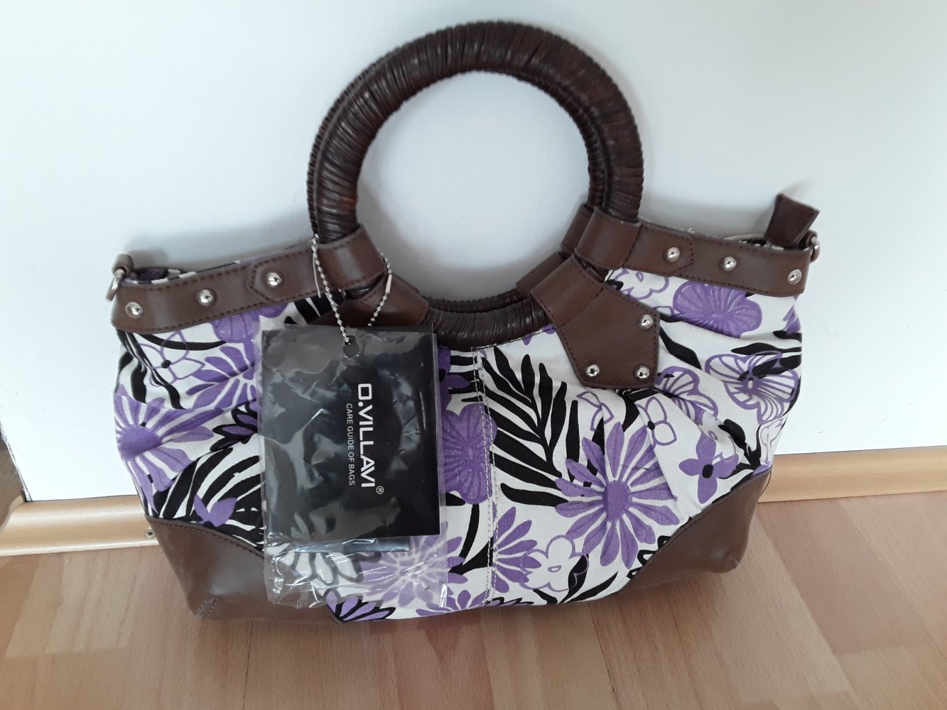 Lila-weiße Tasche