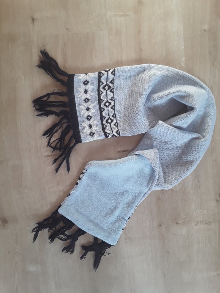 Hellblauer Schal
