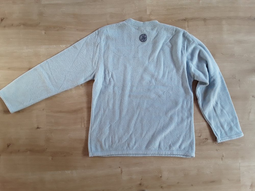 Hellblauer Pulli