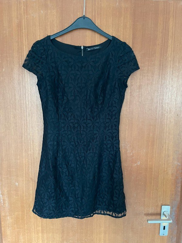 Schwarzes Spitzenkleid von Zara *Mengenrabatt*