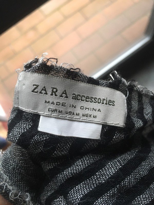 Schwarz-graues Tuch von Zara *Mengenrabatt*