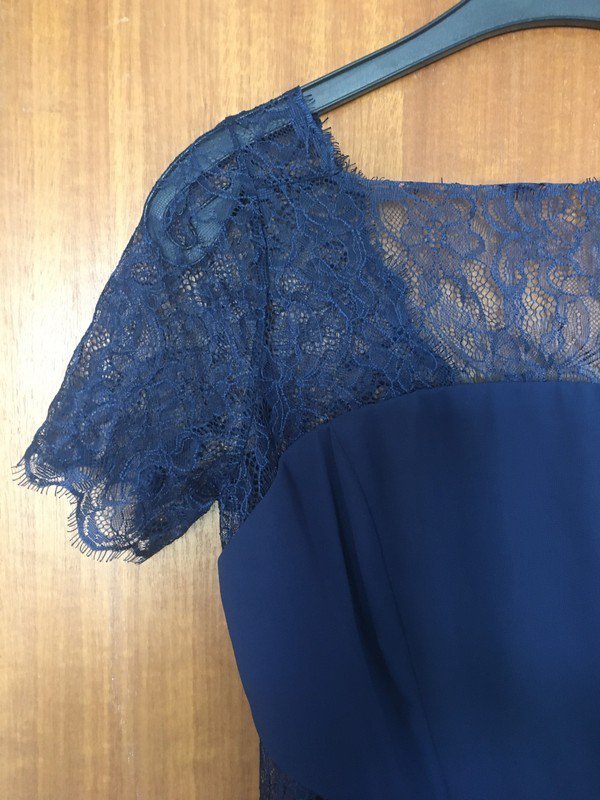 Dunkelblaues Spitzenkleid, neu mit Etikett