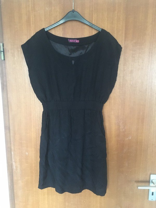 Schwarzes Kleid *Mengenrabatt*