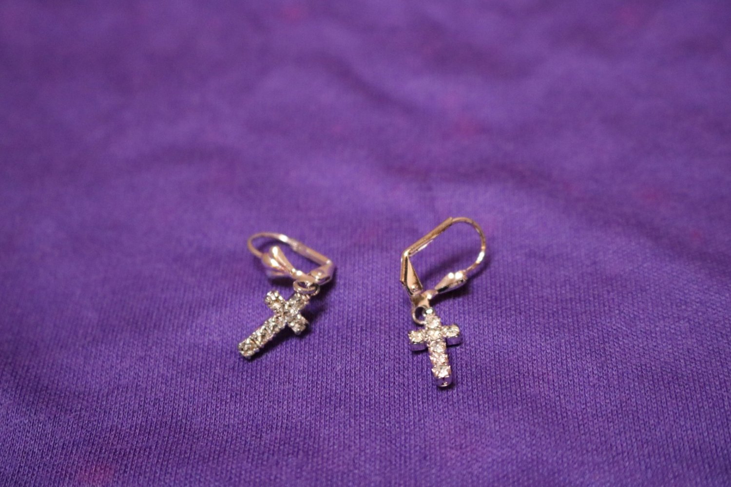 #Ohrringe, #Kreuz, #Glitzersteine, #Klappbrisur, hochwertiger Modeschmuck