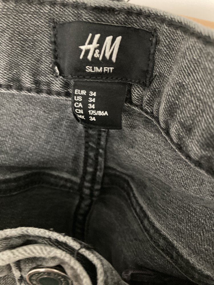 Gr. 34 Slim Fit Kurze graue Jeans von H&M