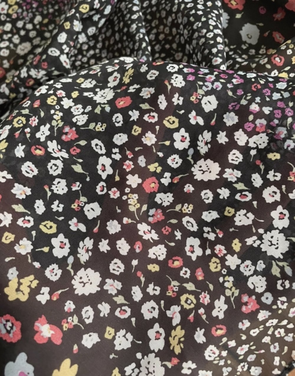 Tuch mit Blumenmuster