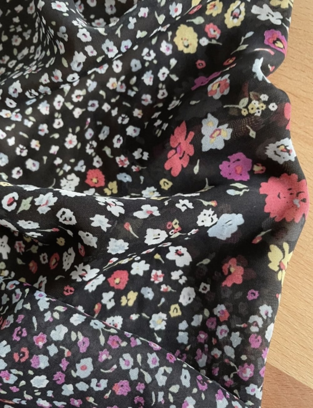 Tuch mit Blumenmuster