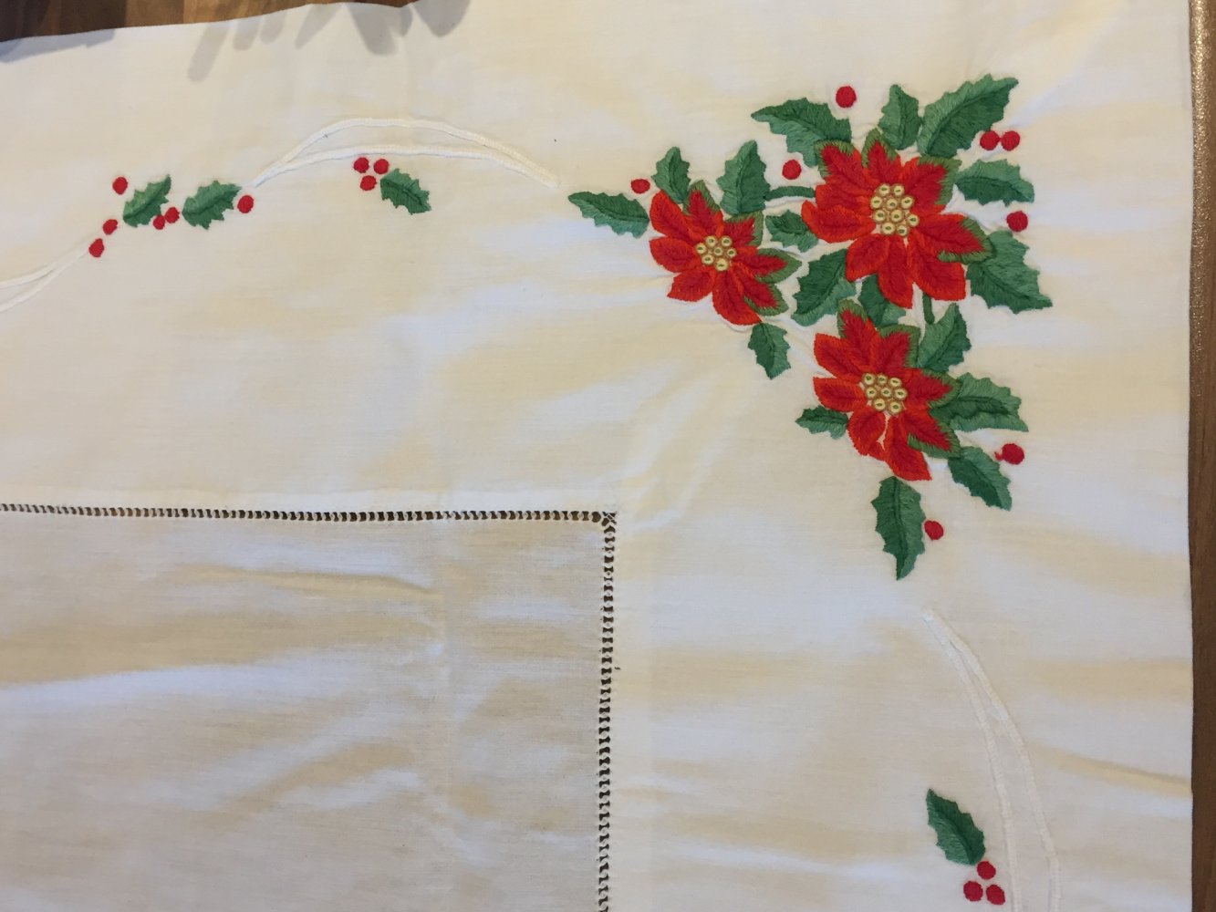 Weihnachts Tischdecke bestickt 80x80cm weiß bunt