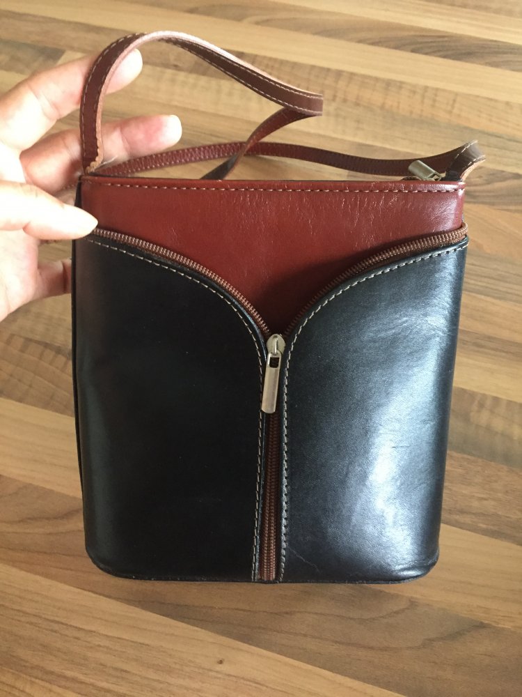 kleine Ledertasche schwarz / braun mit langem Tragegurt, ideal zum Weggehen