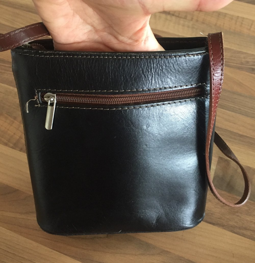 kleine Ledertasche schwarz / braun mit langem Tragegurt, ideal zum Weggehen
