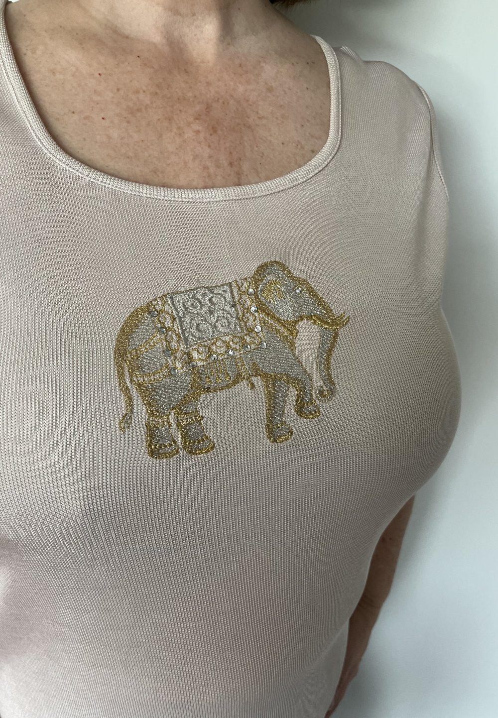 Kiwi Tank Top Gr.44 mit Gold Faden Elefant Stickerei auf der Brust Nude / Rose