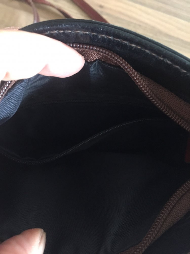 kleine Ledertasche schwarz / braun mit langem Tragegurt, ideal zum Weggehen