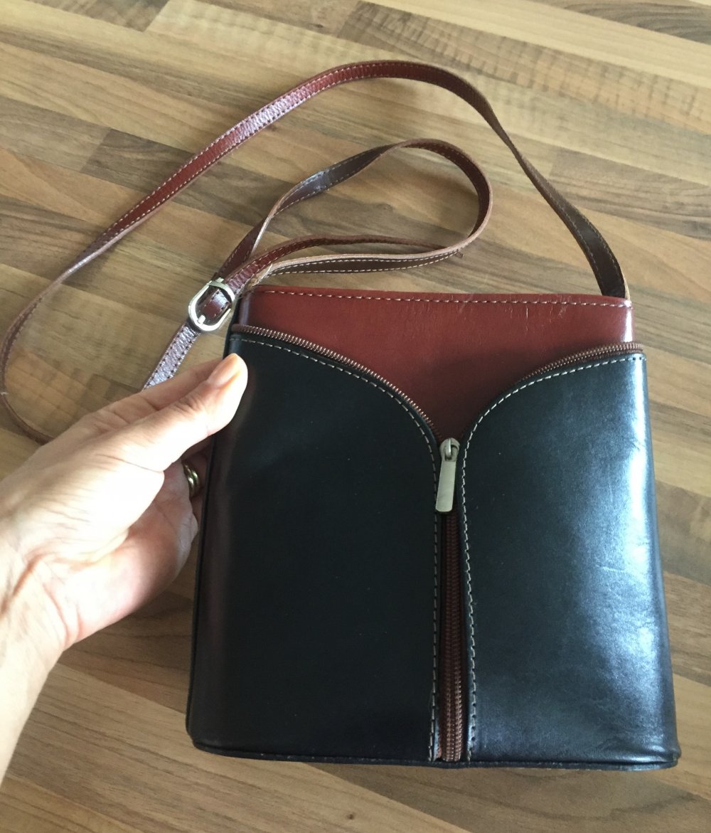kleine Ledertasche schwarz / braun mit langem Tragegurt, ideal zum Weggehen