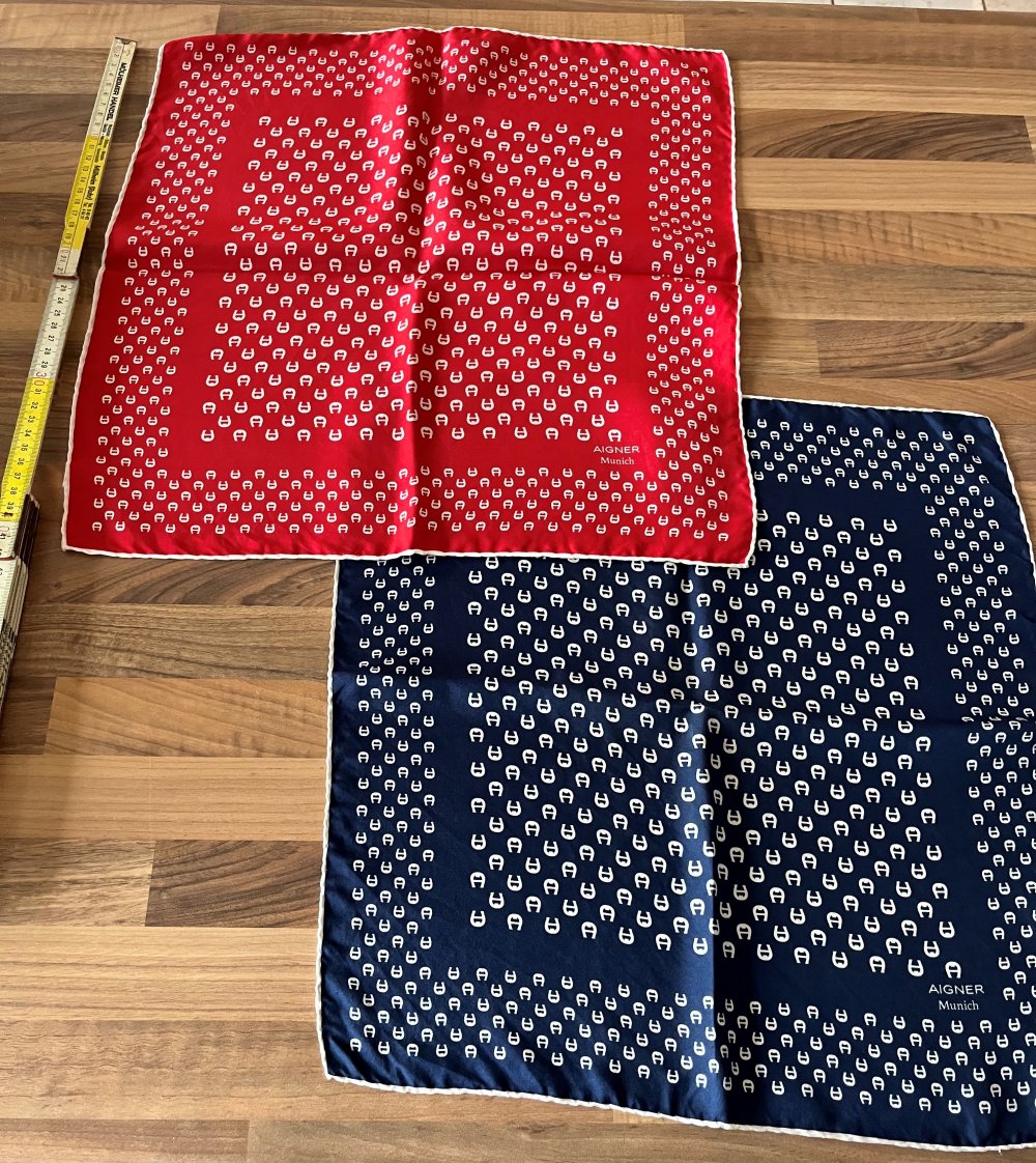 2 Aigner Halstücher Nikkitücher reine Seide 40 x 40cm rot Navy, Klassisch mit Aigner Logo und Handdruck in weiß.
