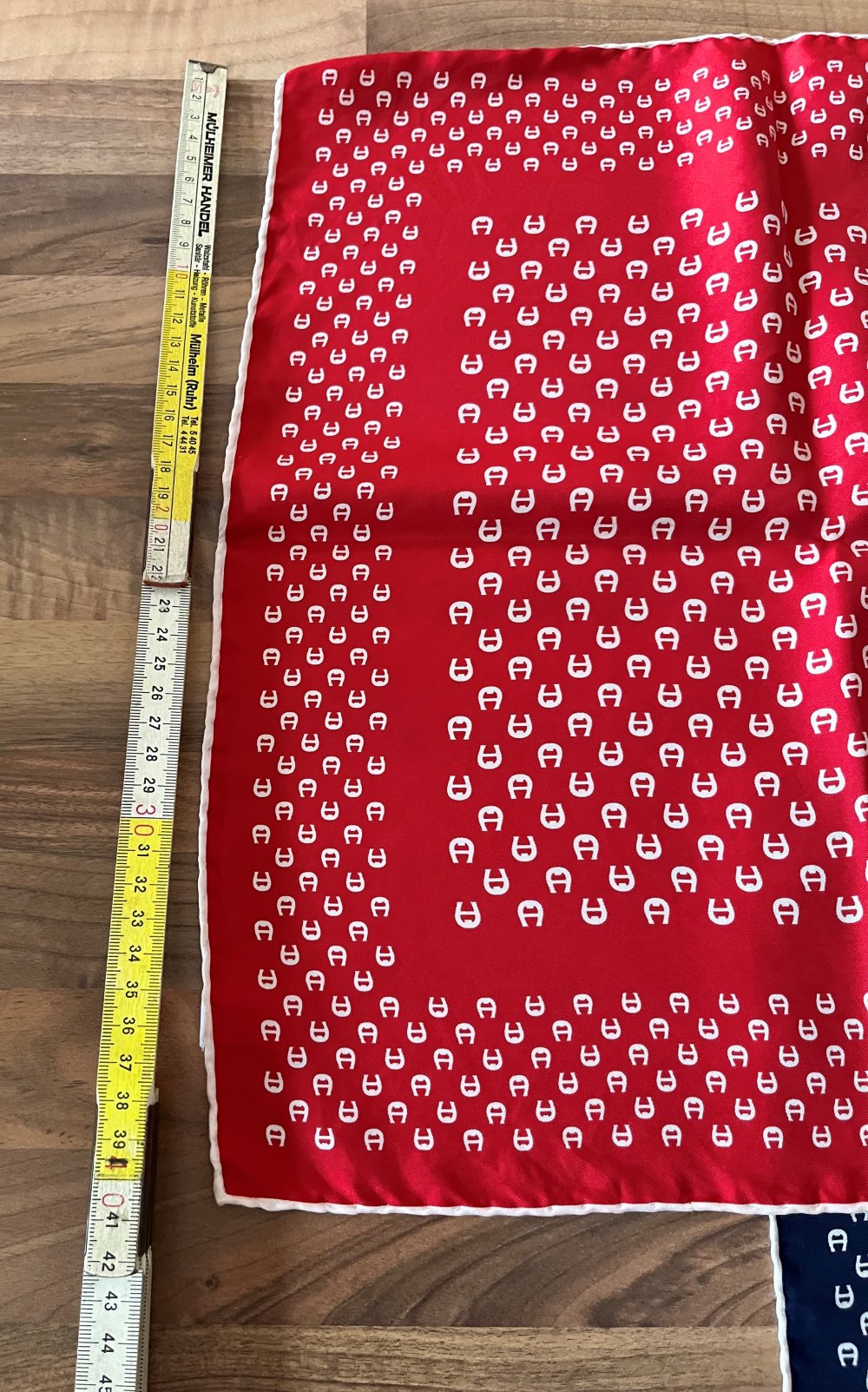 2 Aigner Halstücher Nikkitücher reine Seide 40 x 40cm rot Navy, Klassisch mit Aigner Logo und Handdruck in weiß.