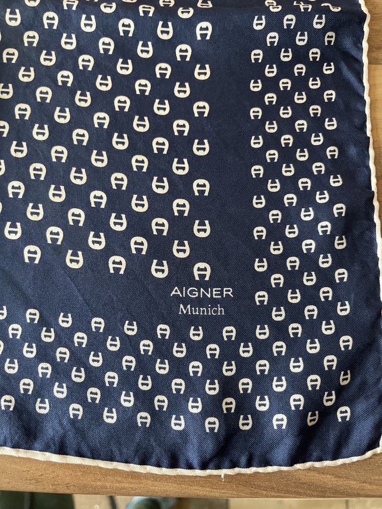 2 Aigner Halstücher Nikkitücher reine Seide 40 x 40cm rot Navy, Klassisch mit Aigner Logo und Handdruck in weiß.