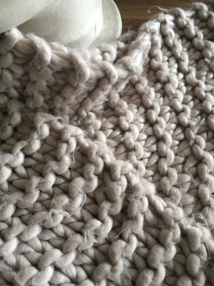 Pieces XXL Grobstirck Strickschal mit Fransen Greige / Rose