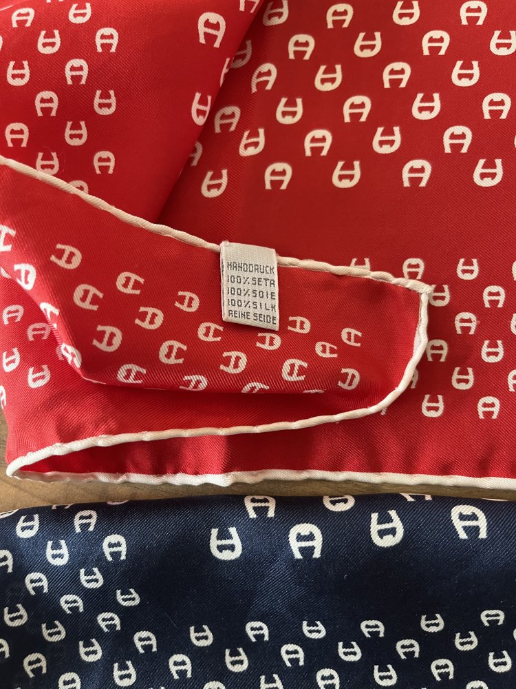 2 Aigner Halstücher Nikkitücher reine Seide 40 x 40cm rot Navy, Klassisch mit Aigner Logo und Handdruck in weiß.