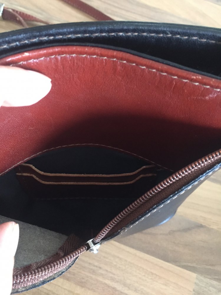kleine Ledertasche schwarz / braun mit langem Tragegurt, ideal zum Weggehen