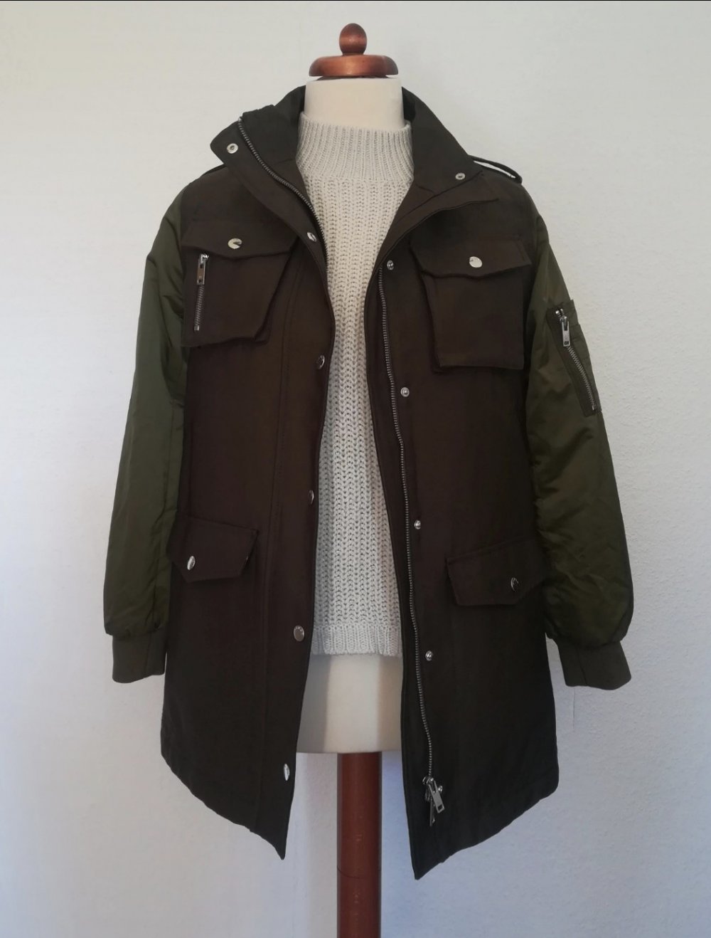 Khakifarbener Parka von Mango