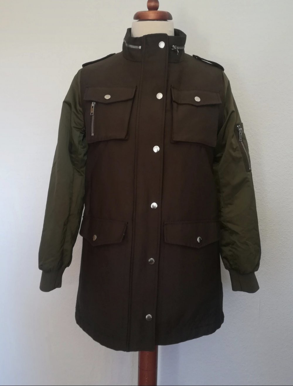 Khakifarbener Parka von Mango