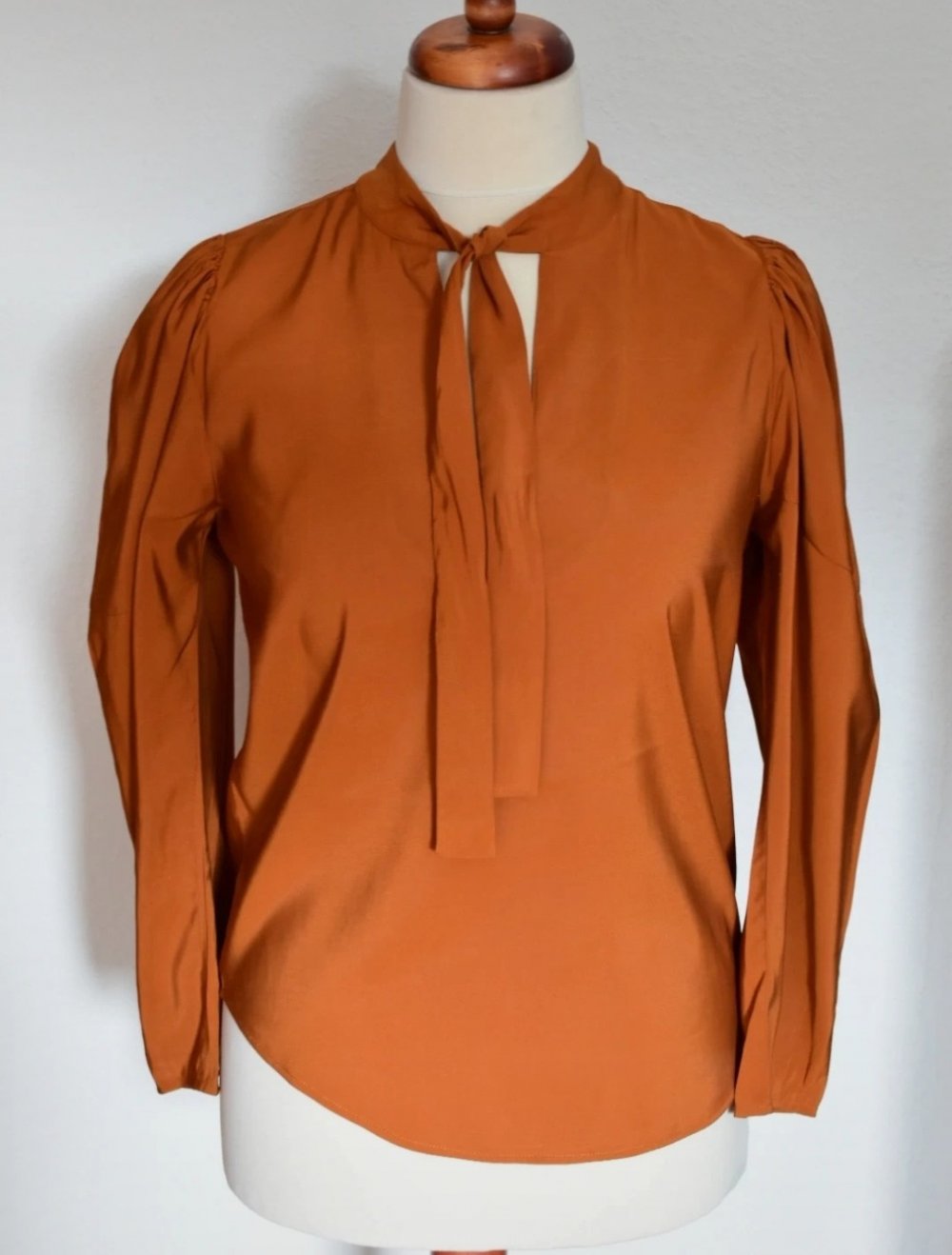 Elegante cognacfarbene Schluppenbluse