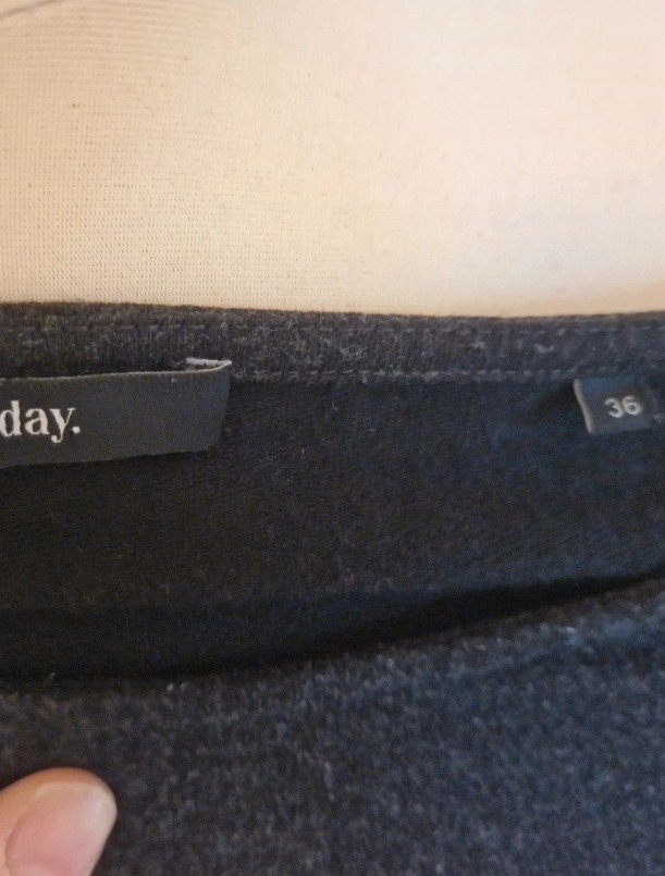 Grau meliertes Langarmshirt mit Schlaufe