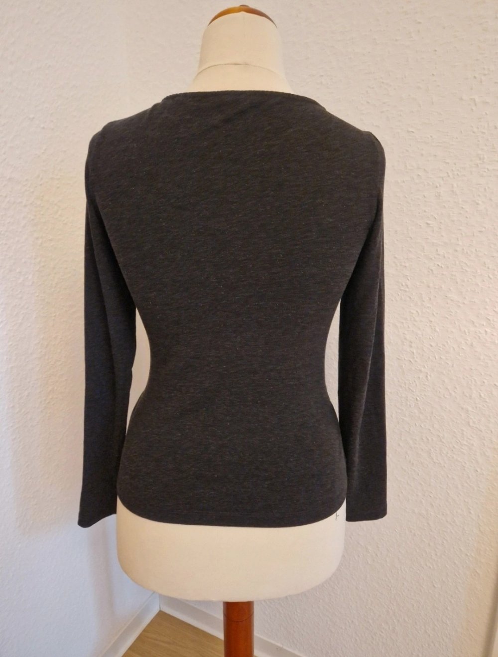 Grau meliertes Langarmshirt mit Schlaufe