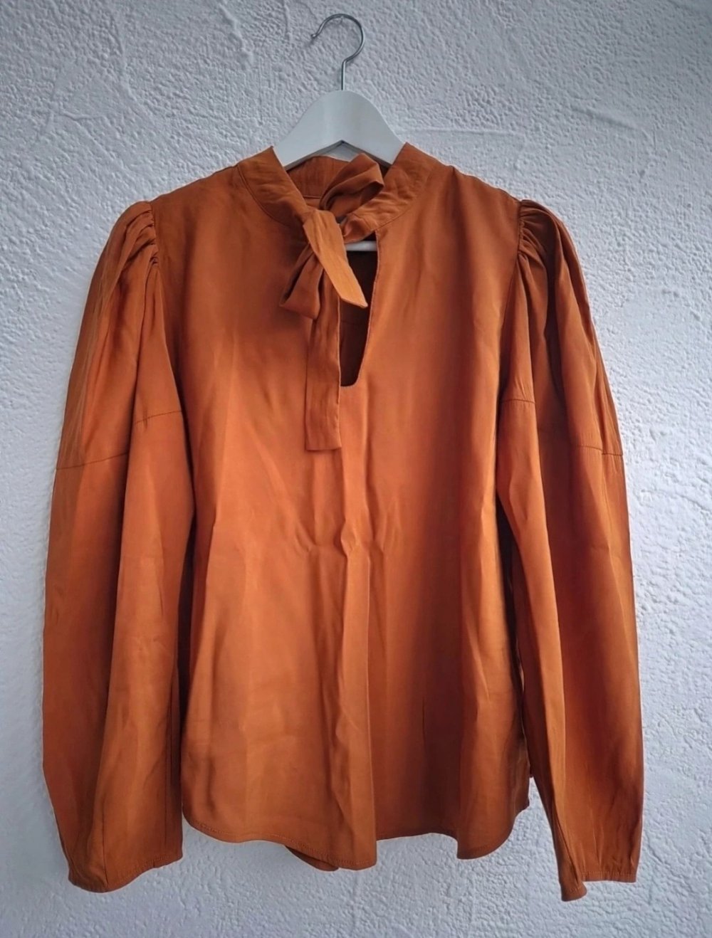 Elegante cognacfarbene Schluppenbluse
