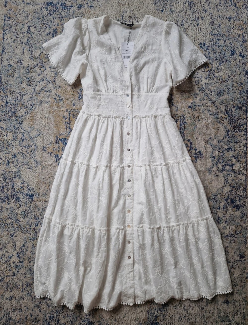 Romantisches weißes Midikleid mit Stickerei