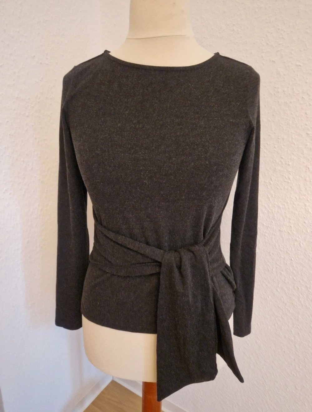 Grau meliertes Langarmshirt mit Schlaufe