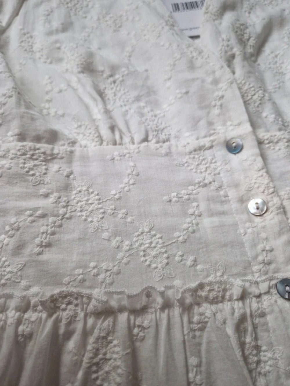 Romantisches weißes Midikleid mit Stickerei
